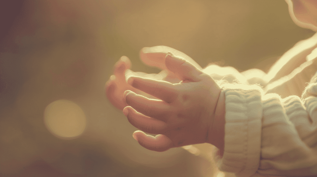 Ein Baby entdeckt seine Hände zum ersten Mal, eine Nahaufnahme von winzigen Händen, die sich berühren, weiches natürliches Licht beleuchtet die zarten Finger, ein Moment reiner Neugier und Entdeckung, Fotografie, realistischer Stil mit einer DSLR-Kamera